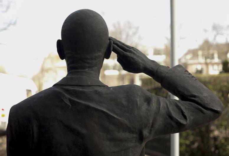 Detail van het bronzen standbeeld van Pim Fortuyn, gezien van de achterkant
