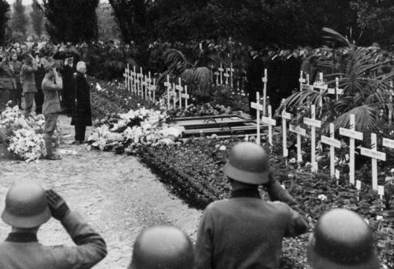 Herdenking in 1940 van Duitse en Nederlandse slachtoffers van het bombardement