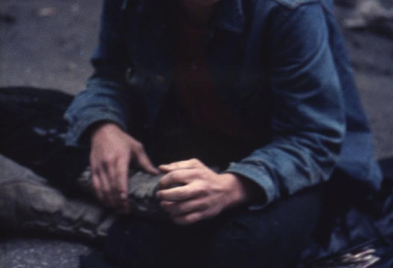 Man verkoopt hasj tijdens het Holland Pop Festival in 1970