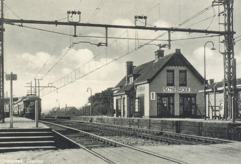 Station Schiebroek omstreeks 1910. Anonieme prentbriefkaart. Collectie 4029, nr. PBK-8697