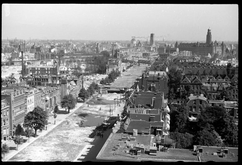Schiekade en omgeving. Links het Sint Franciscus Gasthuis. Foto H.F. Grimeijer. Collectie 4156, nr. 1980-5033.