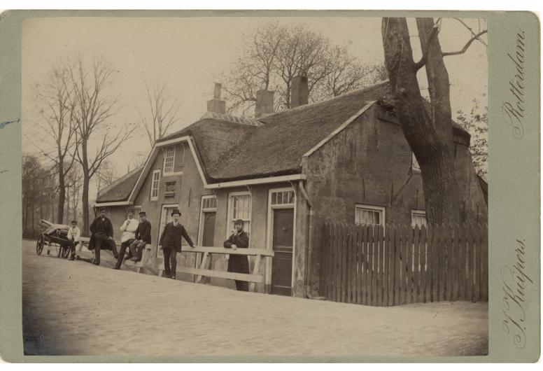 Herberg In den Rustwat in Kralingen ca. 1885. Foto Jan Kuipers. Collectie 4187, nr. XXXI-334-01