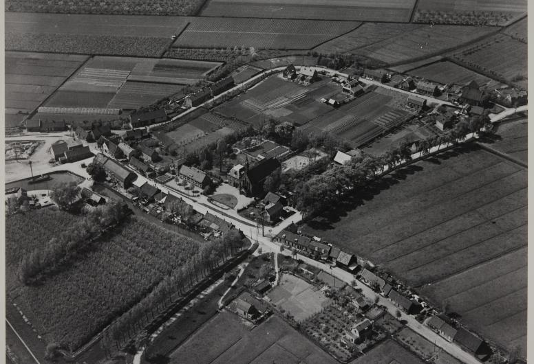 Luchtfoto dorpskern Rhoon in 1932. Foto: KLM Aerocarto. Collectie 4232, nr. 1975-1915