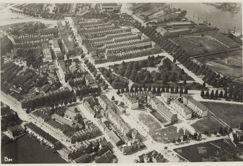 Luchtfoto van Charlois in 1926. Foto KLM Aerocarto. Collectie 4232, nr. III-156-00-01