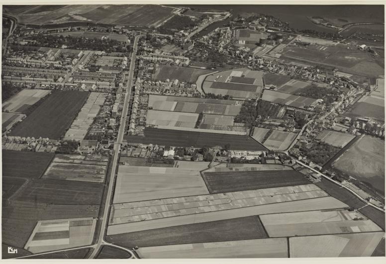 Luchtfoto van Pernis en omgeving in 1950. Foto KLM Aerocarto. Collectie 4232, nr. III-310-2