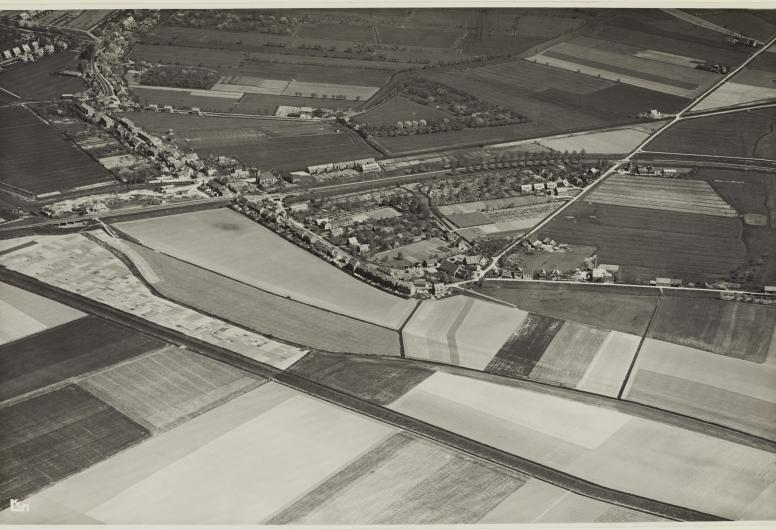 Luchtfoto dorp Hoogvliet. Foto: KLM Aerocarto. Collectie 4232, nr. III-310-4