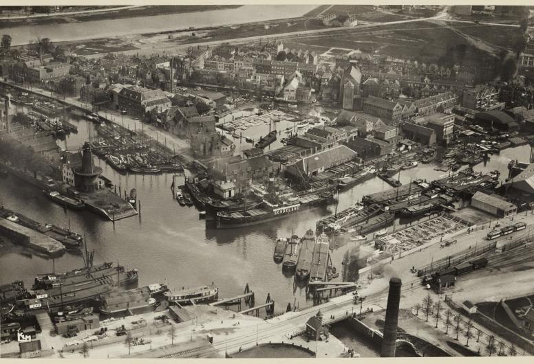 Luchtfoto van Delfshaven in 1925. Foto KLM Aerocarto. Collectie 4232, nr. VII-380-01