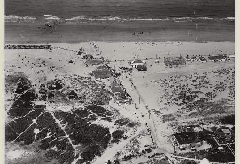 Luchtfoto Hoek van Holland stran in 1925. Foto KLM Aerocarto. Collectie 4232, nr. XXVIII-6-00-00-01
