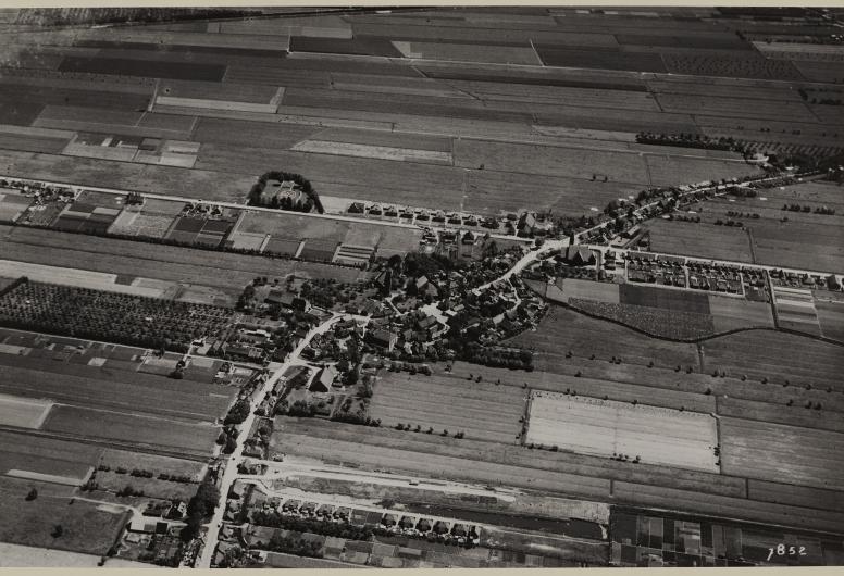 Luchtfoto dorpskern Barendrecht in 1926. Foto: KLM Aerocarto. Collectie 4232, nr. XXXI-0-00-03