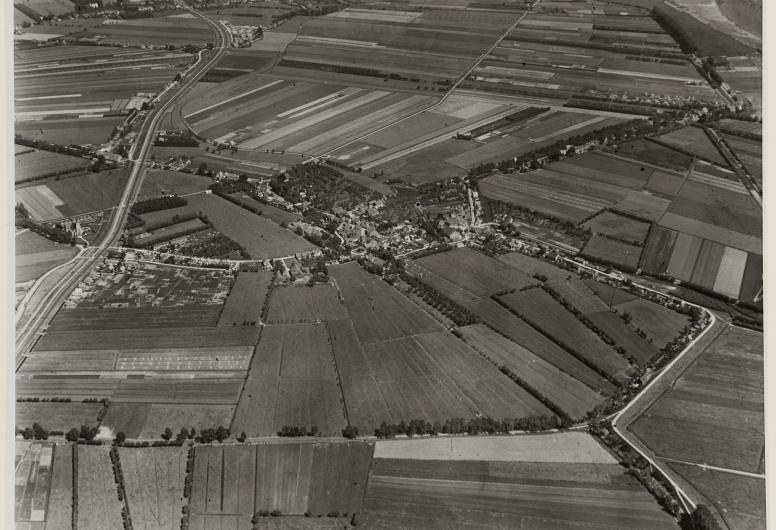 Luchtfoto dorpskern Poortugaal in 1930. Foto: KLM Aerocarto. Collectie 4232, nr. XXXI-536-02