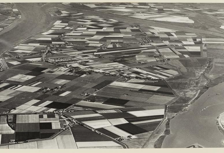 Luchtfoto dorpskern Rozenburg in 1948. Foto KLM Aerocarto. Collectie 4232, nr, XXXI-597-05-02