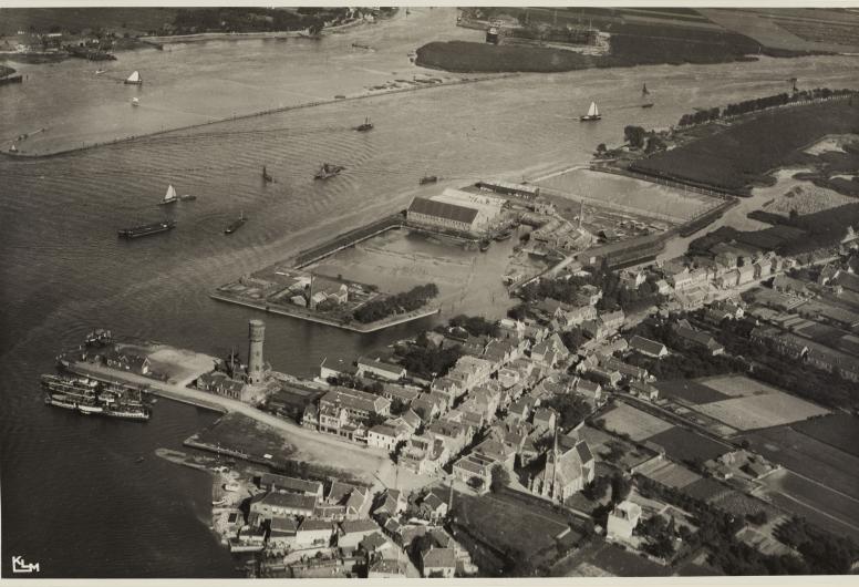Luchtfoto dorp IJsselmonde in 1921. Foto KLM Aerocarto. Collectie 4232, nr. XXXI-625-00-01-2