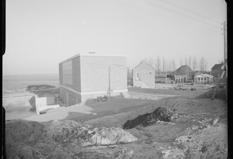 Nieuwbouw gemaal Breeman en bijhorende woning bij de Koedood in 1956. Fototechnische Dienst Rotterdam. Collectie 4237, nr.  L-2453