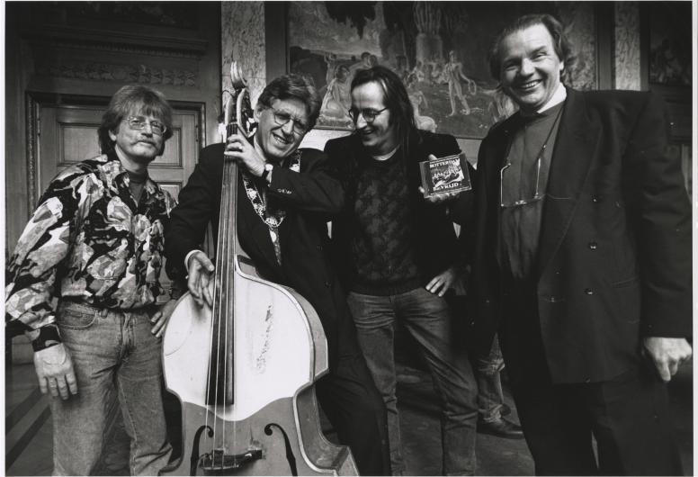 1 mei 1995: Amazing Stroopwafels (Fred Piek en Wim Kerkhof) presenteren samen met Nico Haasbroek (hoofdredacteur van RTV Rijnmond) de CD ‘Rotterdam Bevrijd’. Burgemeester Peper neemt het eerste exemplaar in ontvangst. Collectie 4190, 4-113-kl