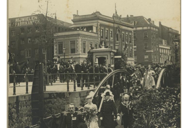 Bezoek van koningin Wilhelmina en prins Hendrik. Aankomst op de ponton bij het Willemsplein. Collectie 4282, 1977-2322