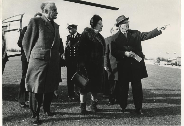 Koningin Juliana brengt per helikopter een bezoek aan het Europoortgebied. Collectie 4282, XXXIII-1629-2