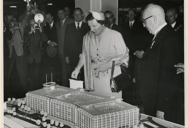 De opening van het groothandelsgebouw door koningin Juliana. Collectie 4282, XXXIII-886-5 Fotograaf: Fotopersbureau E.A. Hof