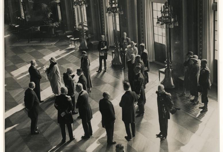 Koningin Wilhelmina, prins Hendrik en prinses Juliana worden ontvangen in de Burgerzaal van het stadhuis tijdens hun bezoek aan Rotterdam. Collectie 4282, 1971-528. Fotograaf Polygoonjournaal