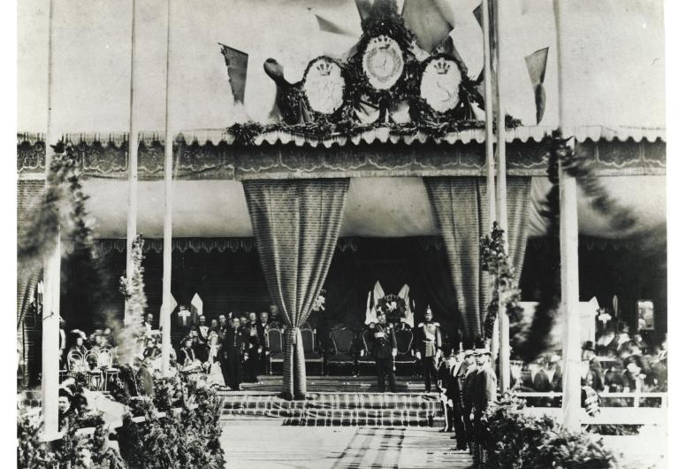 Koning Willem III plaatst een gedenksteen voor de aanbouw van de Willemsbrug. Koning Willem III bezocht Rotterdam tijdens zijn 25-jarig regeringsjubileum. Collectie 4282, 1967-531-b