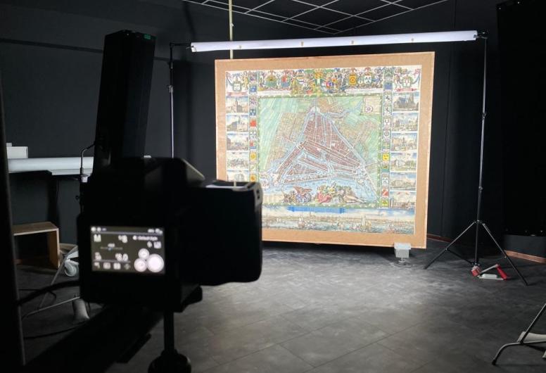 Vanwege het grote formaat, was het een uitdaging om De Vou te digitaliseren. Het is belangrijk dat een object exact recht hangt of ligt zodat de foto geen vertekeningen toont. Voor grootformaat afbeeldingen heeft Team Beeld en Geluid een speciale zuigwand