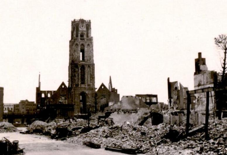foto van vewoest Rotterdam met in het midden de Laurenskerk