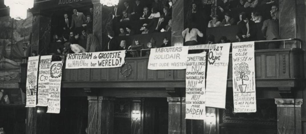 Aktiegroep Het Oude Westen demonstreert tijdens de raadsvergadering van 2 april 1970 met meterslange spandoeken.