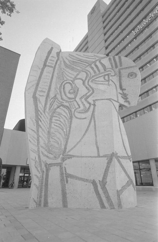 Het beeld "Sylvette" van Pablo Picasso voor het Bouwcentrum; op de hoek van Weena en Kruisplein