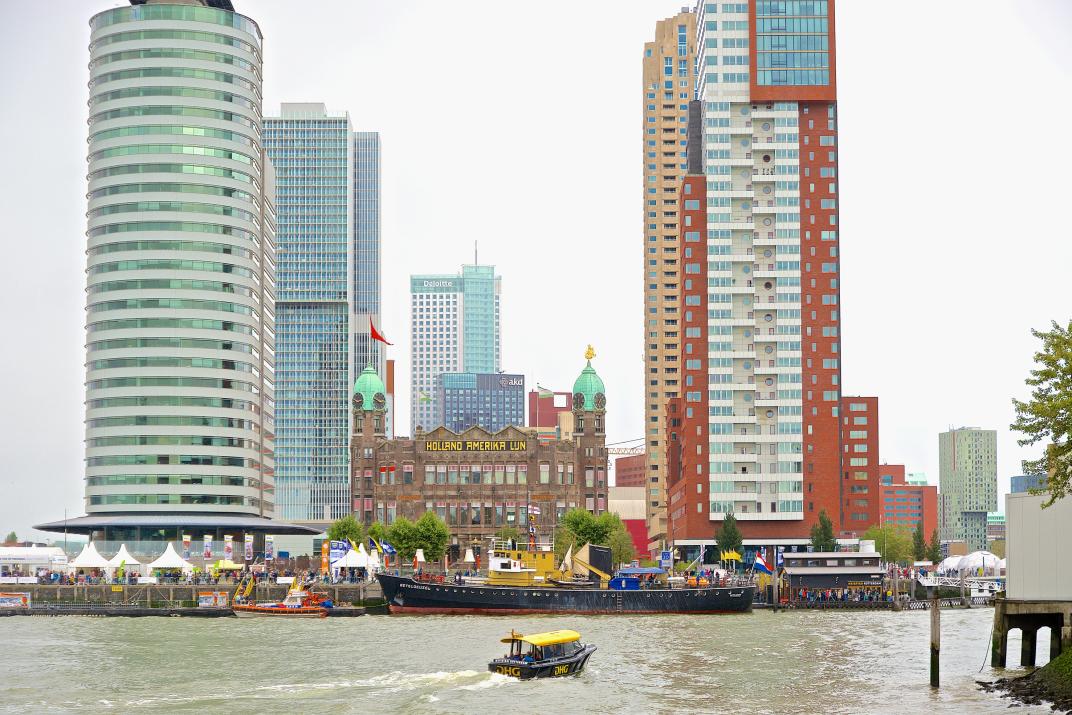 De Wilhelminapier tijdens de Wereldhavendagen van september 2015. Hotel New York in het midden. de voorgrond een boot van de Rotterdamse Watertaxi. Collectie 4277, nummer MR-188. Fotograaf Mark Roestenburg