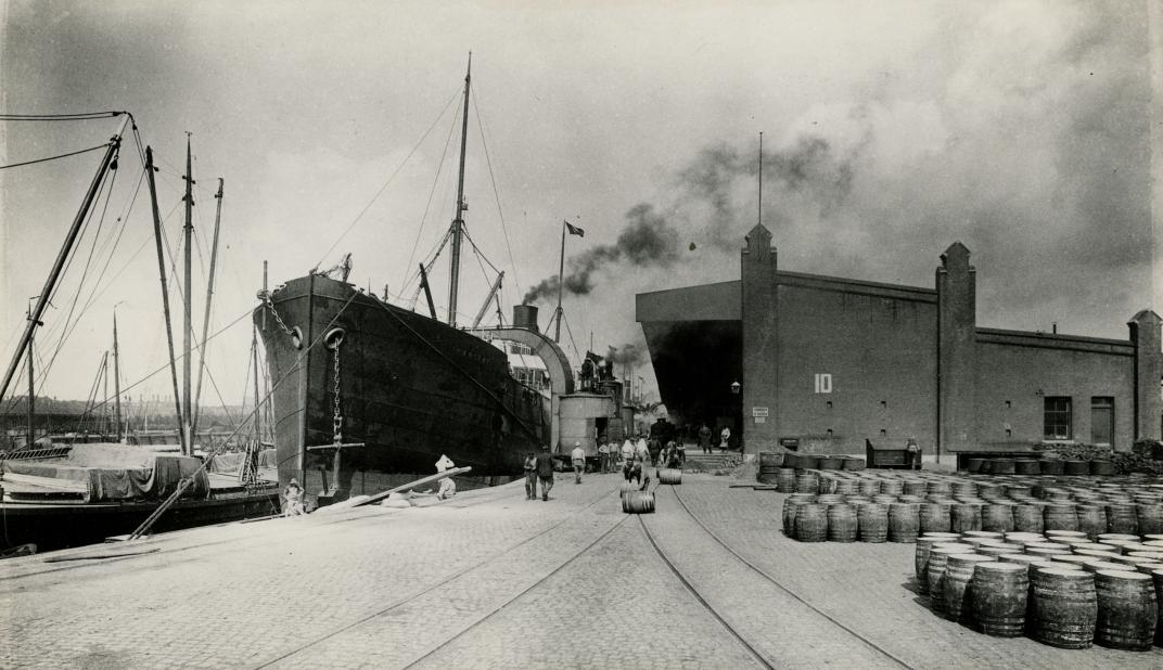 Loods 10 aan de Binnenhaven. Collectie 4202, nummer XII-107-02-01-04-1