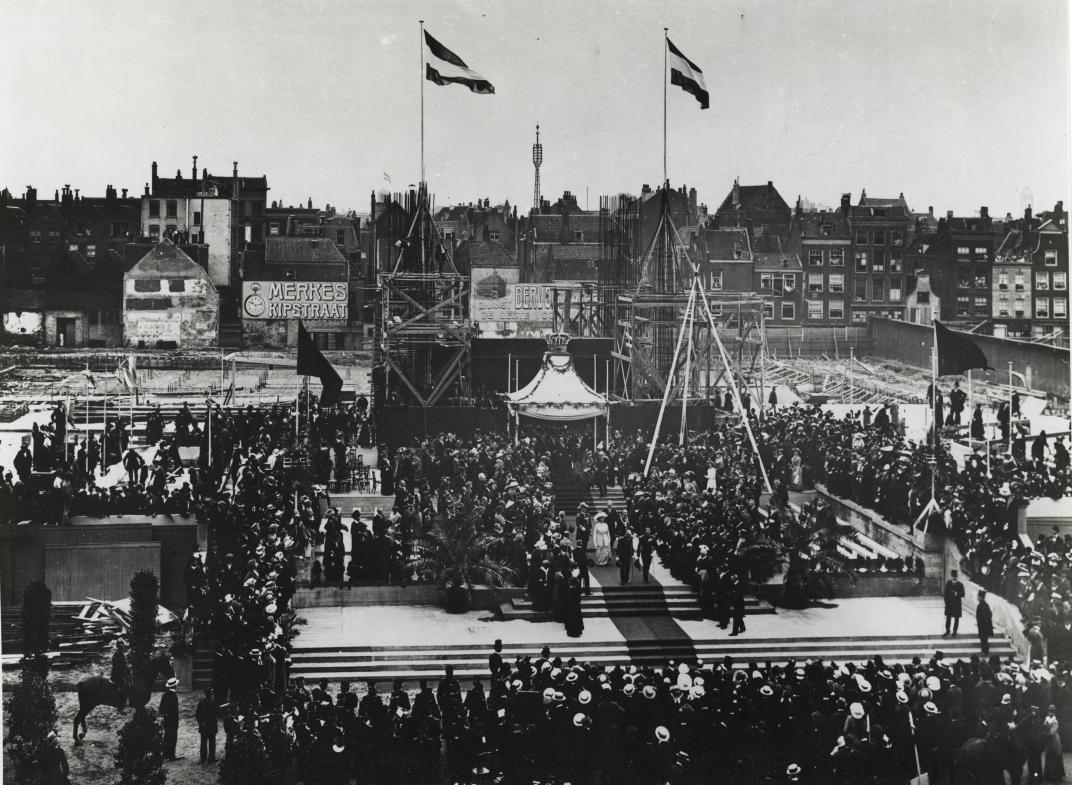 Koningin Wilhelmina legt op 15 juli 1915 de eerste steen voor het nieuwe stadhuis aan de Coolsingel. Fotografie Strauss