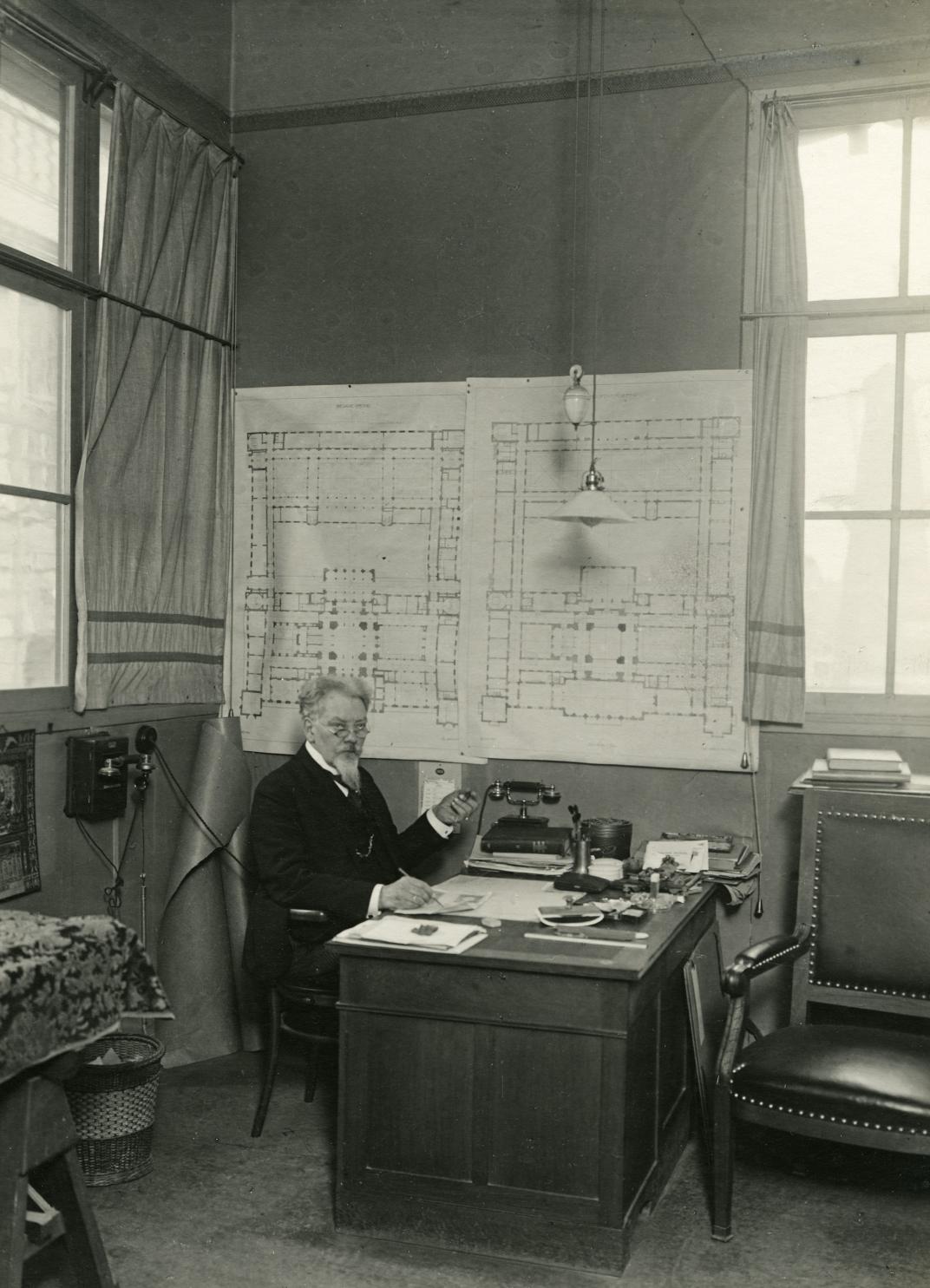 Architect Henri Evers in een werkkamer in de directiekeet op de Coolsingel. Fotograaf: Jules H. Wolf. 1915-1919 (geschat). Collectie 4100. Doc.nr. 1976-2001-5.