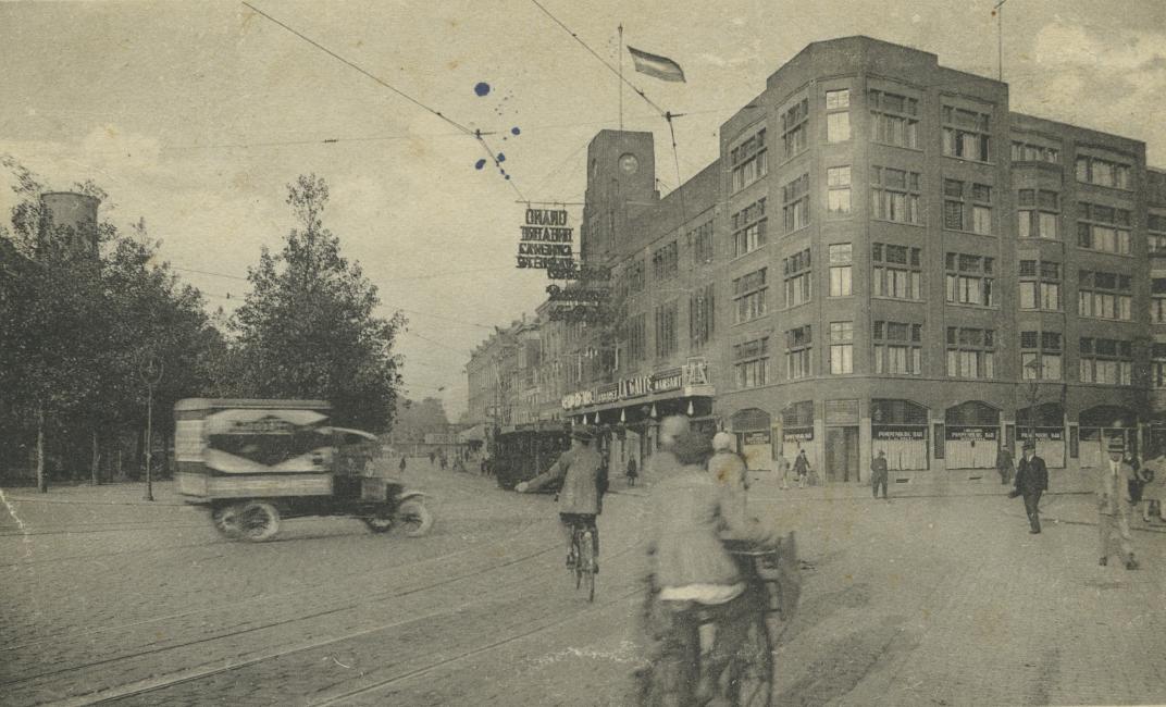 Pompenburgsingel bij het Grand Théâtre. Rechts de Gedempte Karnemelkshaven, 1924 - 192. Collectie Goeree 4088, nummer PBK-10790
