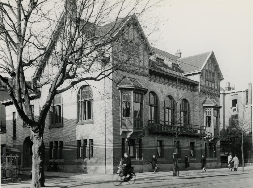De Sociëteit 'Eendragt maakt magt' in de Waterloostraat in Kralingen, 1916. Architect: J. Verheul Dzn.