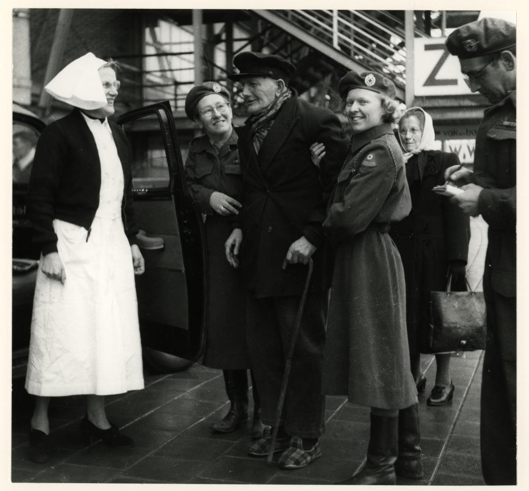 Evacuees worden begeleid naar het Feyenoord stadion. Collectie 4282, nummer 3911. Fotograaf Johannes van Rhijn
