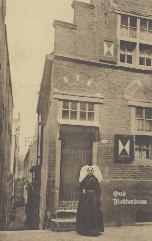 Geveltraphuis aan de Hoogstraat. Daarnaast doorkijk naar de Vrouwenhuisgang, waar 'Geefhuisjes' staan, beheerd door het Heilige Geesthuis