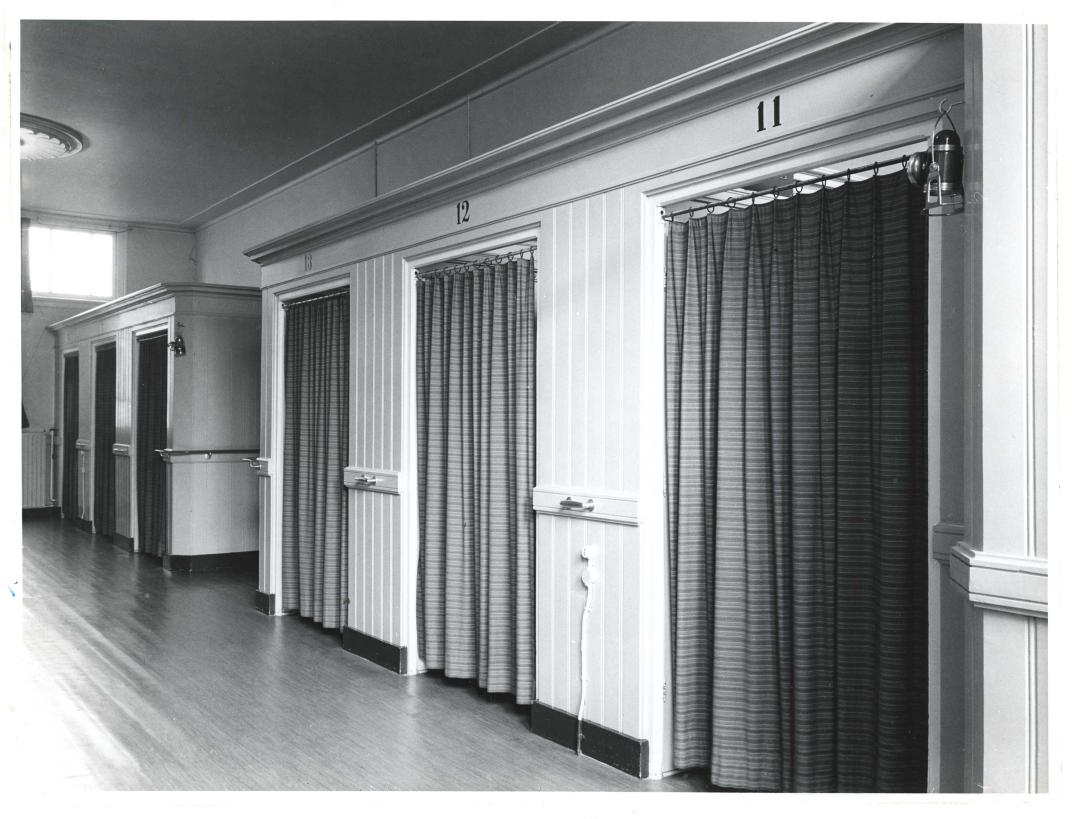 Slaapzalen van het Heilige Geesthuis aan de Gerard Scholtenstraat.