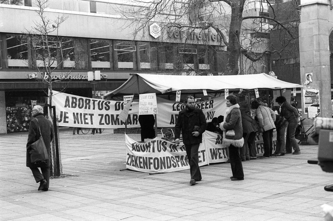 Op het Lijnbaanplein is een stand voor abortus in het ziekenfondspakket.