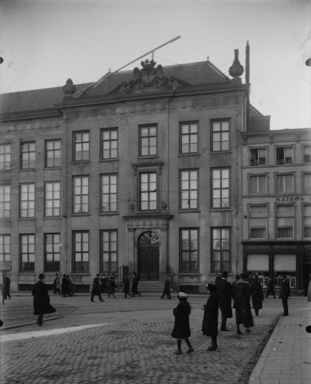 Het gebouw van het voormalige Logement der afgevaardigden van Rotterdam op het Plein 4 in Den Haag.