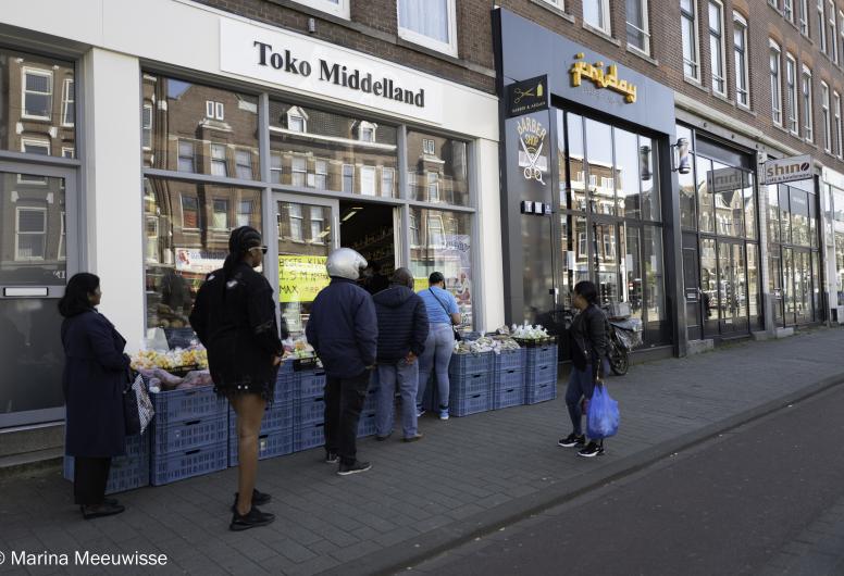 Bij Toko Middelland (1e Middellandstraat) staan de klanten op anderhalve meter afstand te wachten.