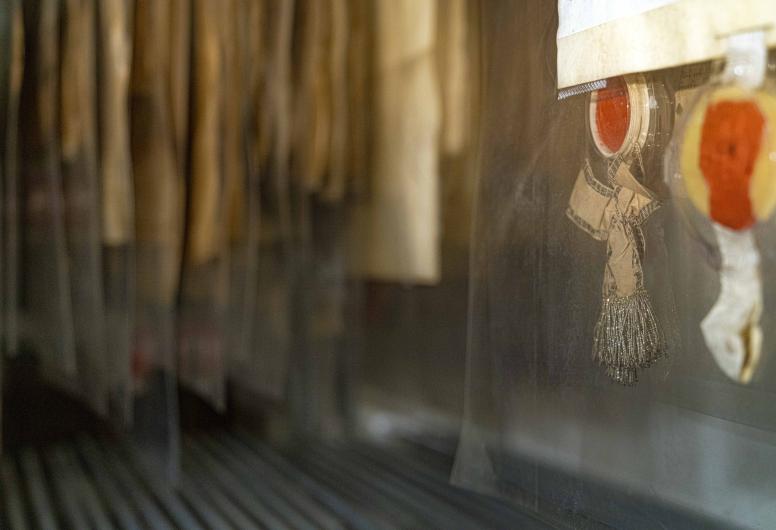 Hangende charters of oorkondes met zegels.