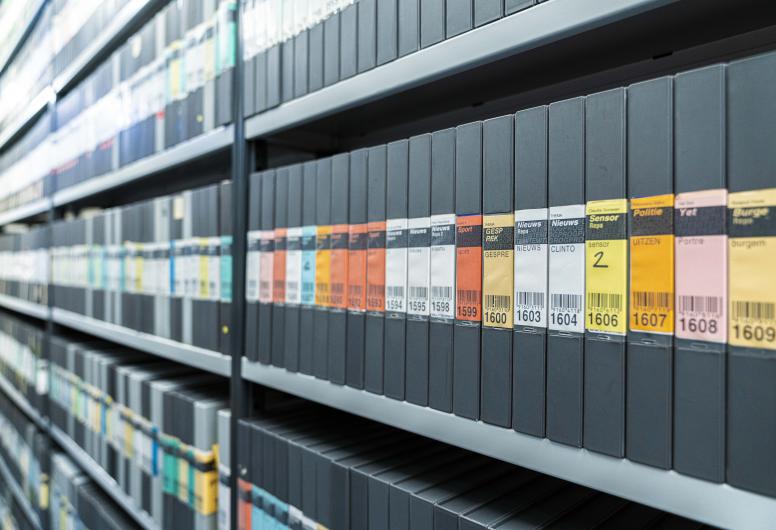 Een depotstelling met videobanden