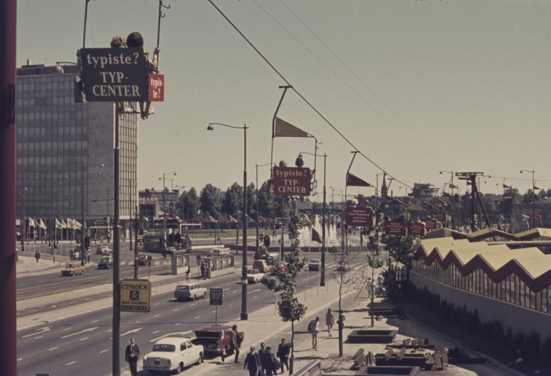 Over het Weena loopt de kabelbaan met stoeltjesliften tijdens de Manifestatie C70. NL-RtSA_4185_404