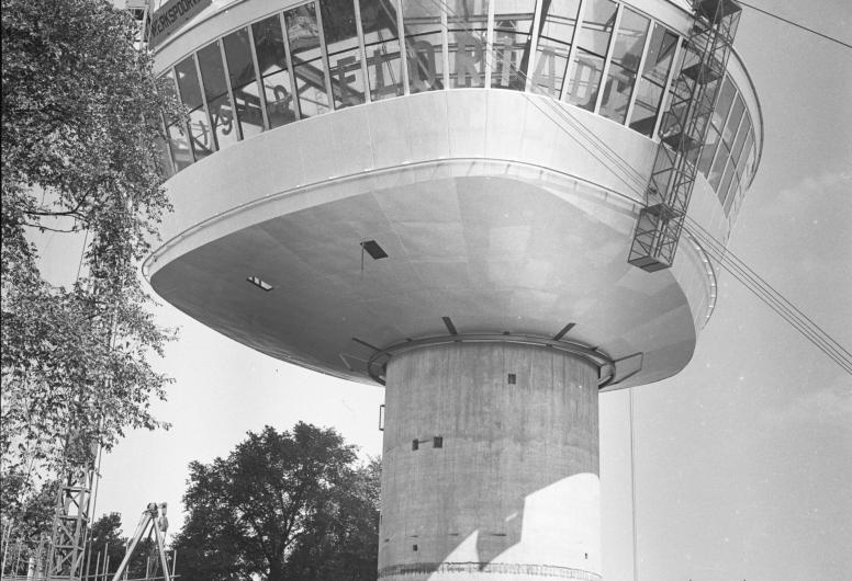 Euromast in aanbouw. Collectie 4121, nummer 3426-2. Fotograaf Ary Groeneveld