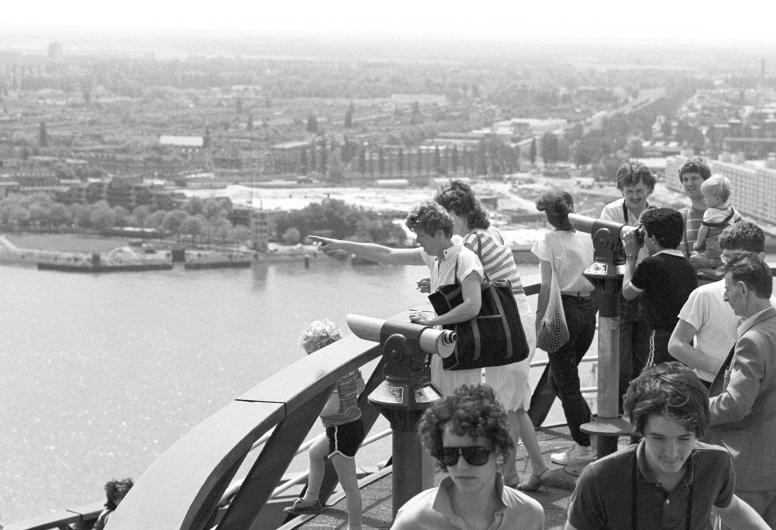 Mensen op balkon van de Euromast. Fotograaf Lex de Herder
