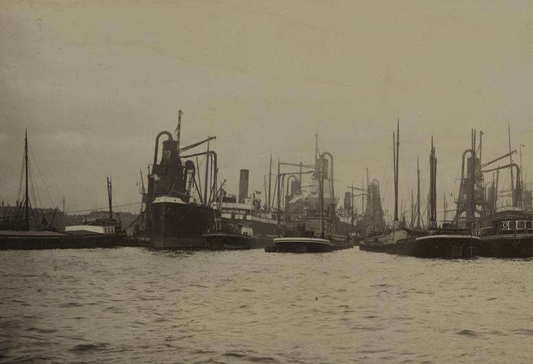 De Gem elevators aan het werk op het water. collectie 4202, nummer 1987-1094