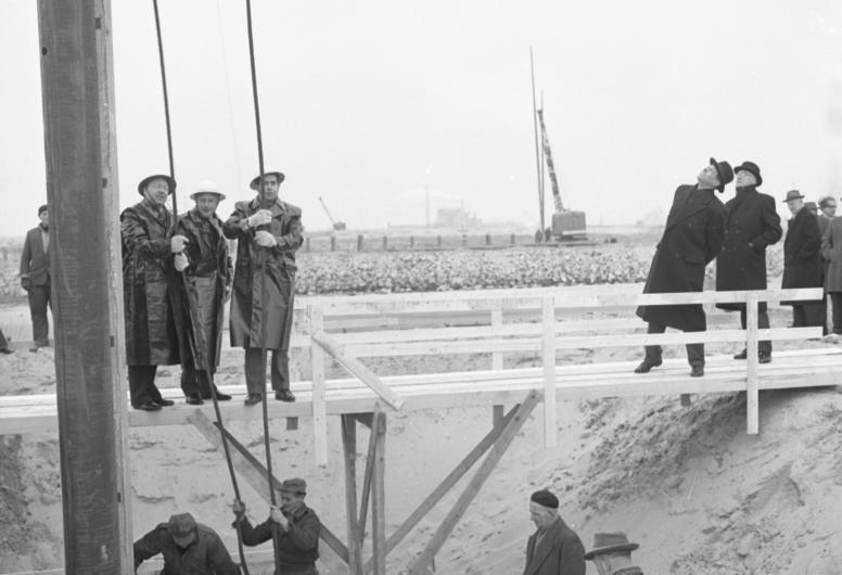 Burgemeesters van Rotterdam, Rozenburg en Spijkenisse slaan de eerste paal voor de nieuwe terminal van GEM in de Botlek (1962). Collectie 4121_6045-01