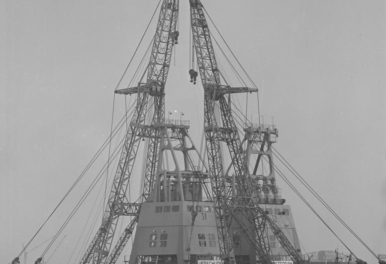 Plaatsing vaste elevators op de Botlek vaste-elevators. Collectie 4121_7493-01