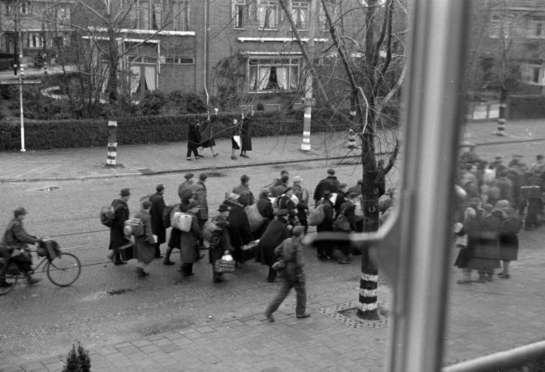 Opgepakte mannen bij de Razzia van Rotterdam op 10 november 1944 in Le Fèvre de Montignylaan in Hillegersberg. Collecite 4156, nr 03-01