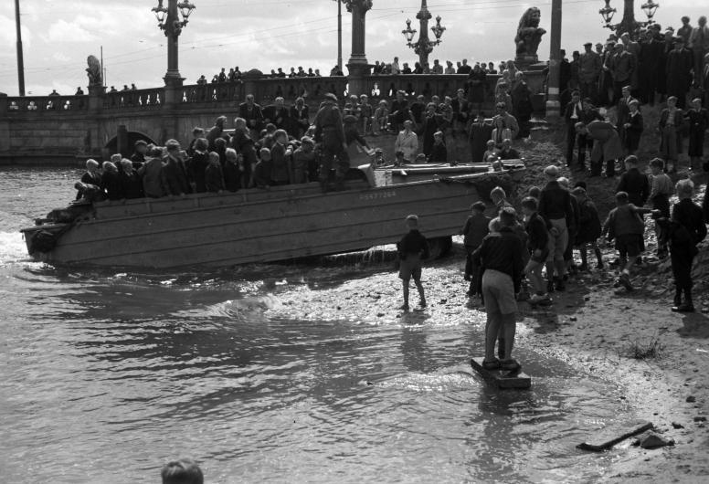 Vaartochtje in militair amfibievoertuig