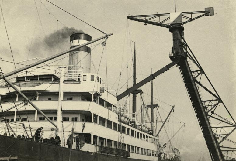 Een bunkermachine aan het werk met het laden van een zeeschip (1928).